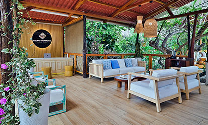 Fragata macho y fragata hembra posando sobre una rama.