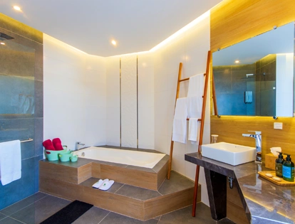 Acacia hotel bathroom.