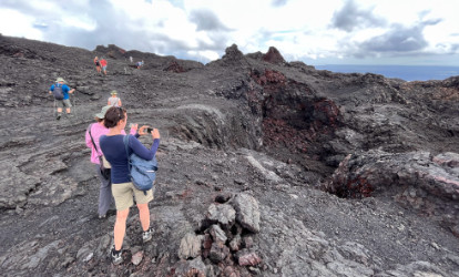 Personas caminando al volcán sierra negra.