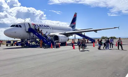 Avión en el aeropuerto Seymour de la isla Galápagos.