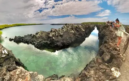 Persona mirando el canal de las tintoreras, isla Isabela.