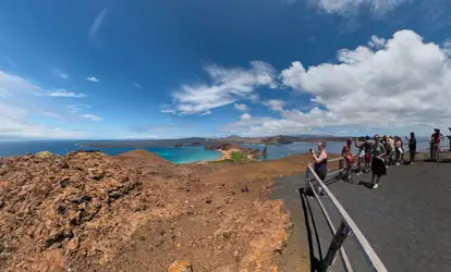 Personas en el mirador de la isla Bartolomé.