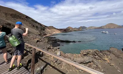 Persona fotografiando el paisaje de la isla Bartolomé.