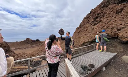 Personas en las escalinatas de la isla Bartolomé.