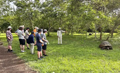 Personas junto a una tortuga gigante de Galápagos.