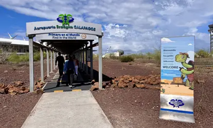 Entrada al aeropuerto de Galápagos en la isla Baltra.