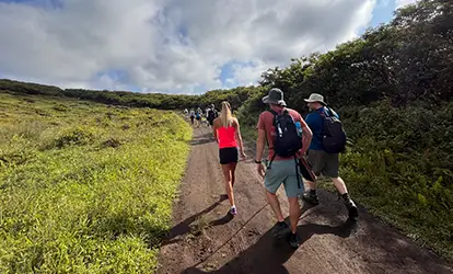 Personas caminando al Volcán Sierra Negra.