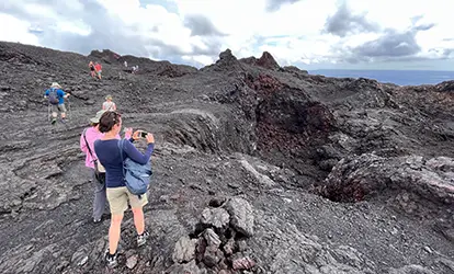 Personas caminando en el Volcán Sierra Negra.