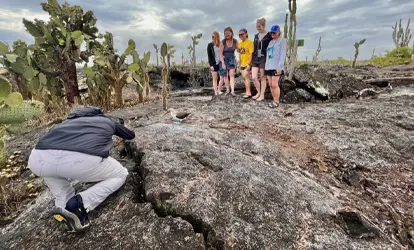 Personas tomándose una foto con un piquero patas azules.